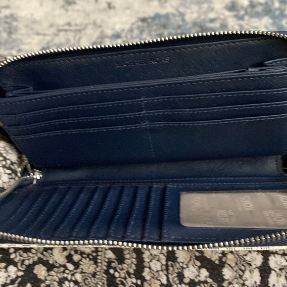 Michael Kors large logo continental wallet. - Picture 2 of 6